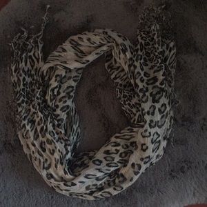 ⭐️ Firm Price ⭐️ Dark Silver/gray Leopard Print Scarf